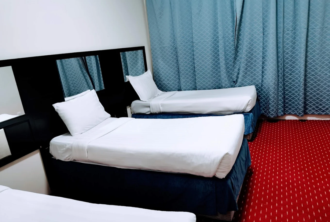 Economy Umrah hotel room with twin beds in Makkah